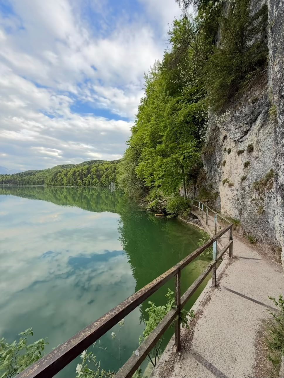 Weißensee bei Füssen im Allgäu mit Uferweg, Felsen und Berglandschaft