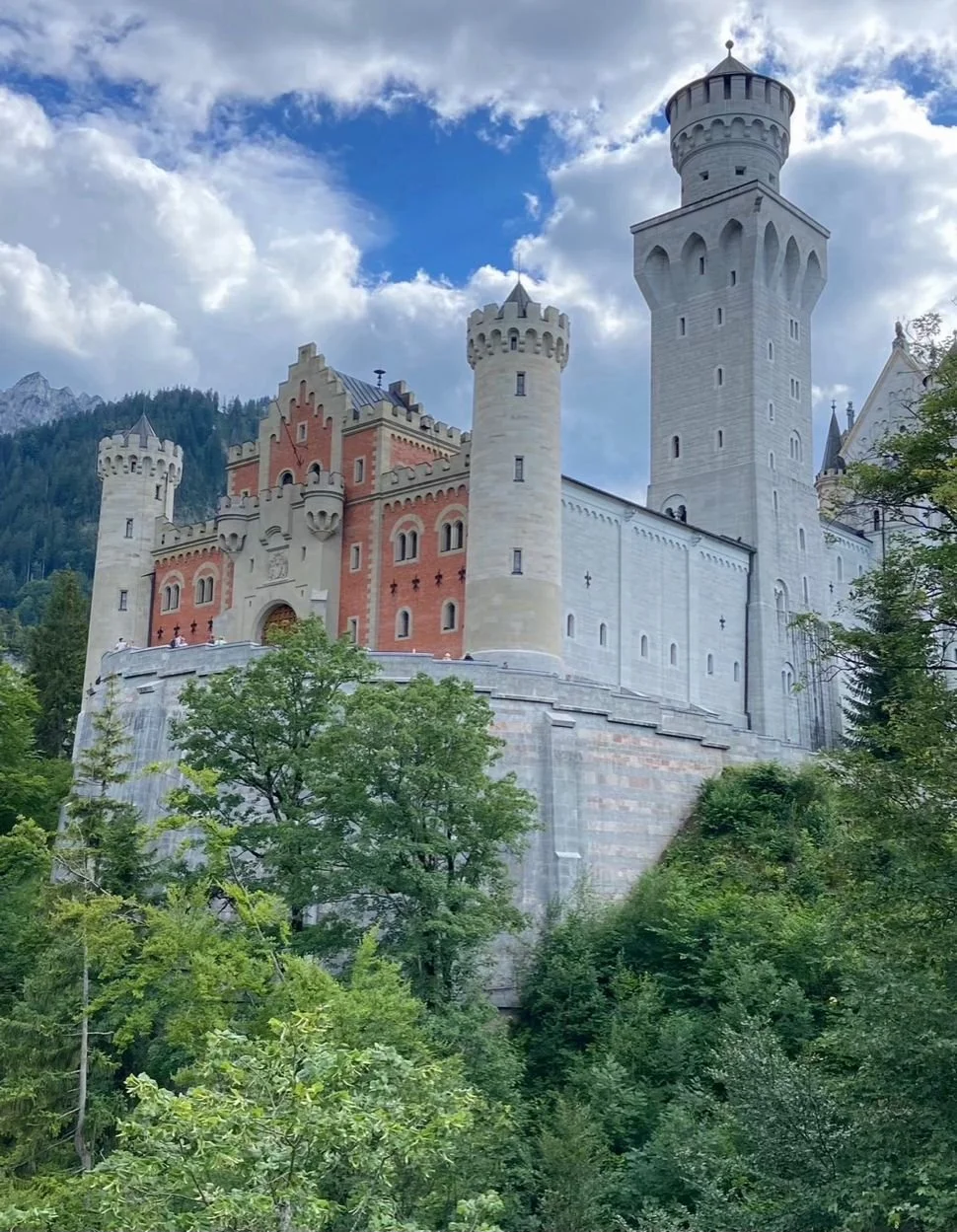 schloss-neuschwanstein-fuessen-allgaeu.jpeg