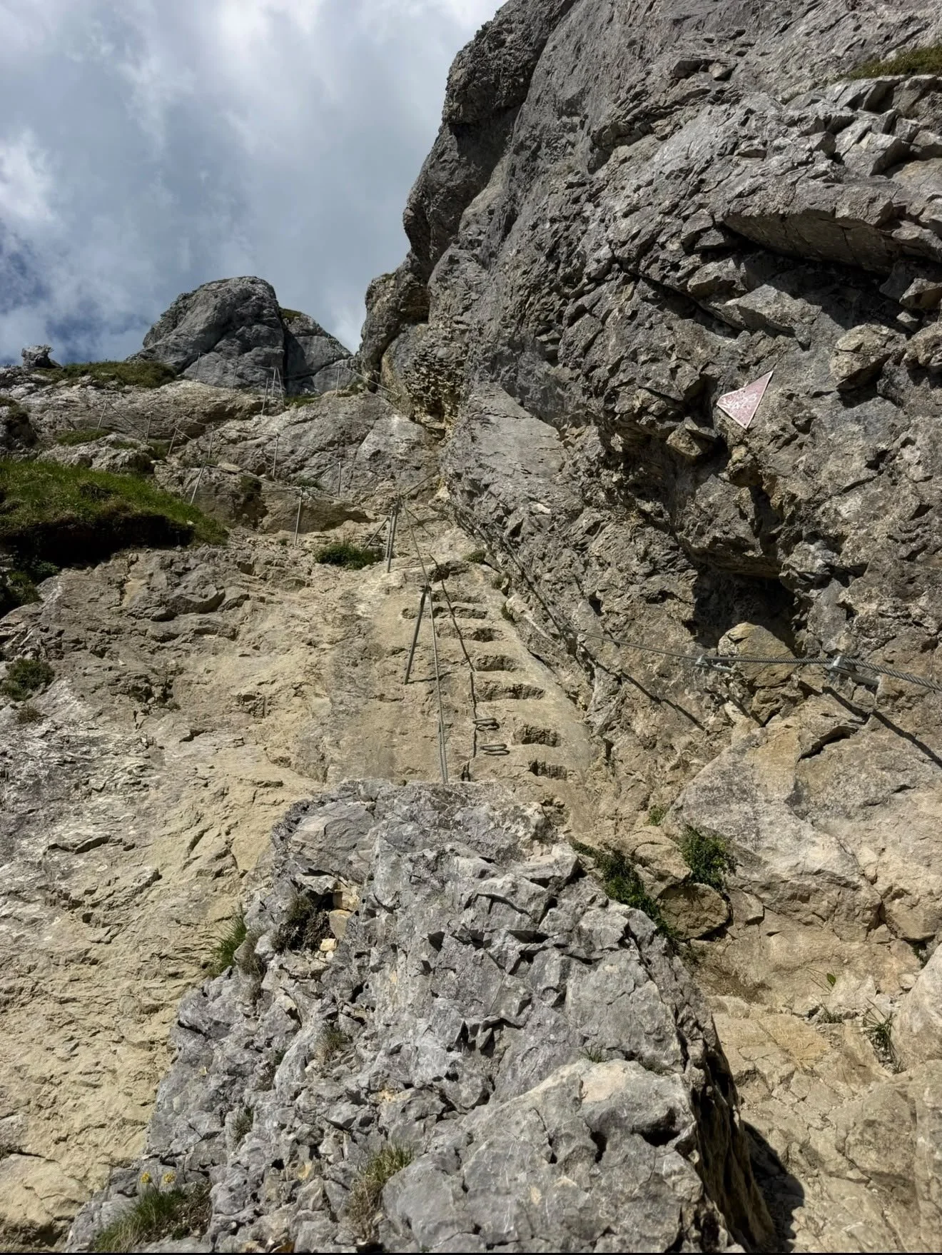 Steiler felsiger Weg mit Drahtseilen beim Abstieg von der Roten Flüh im Tannheimer Tal