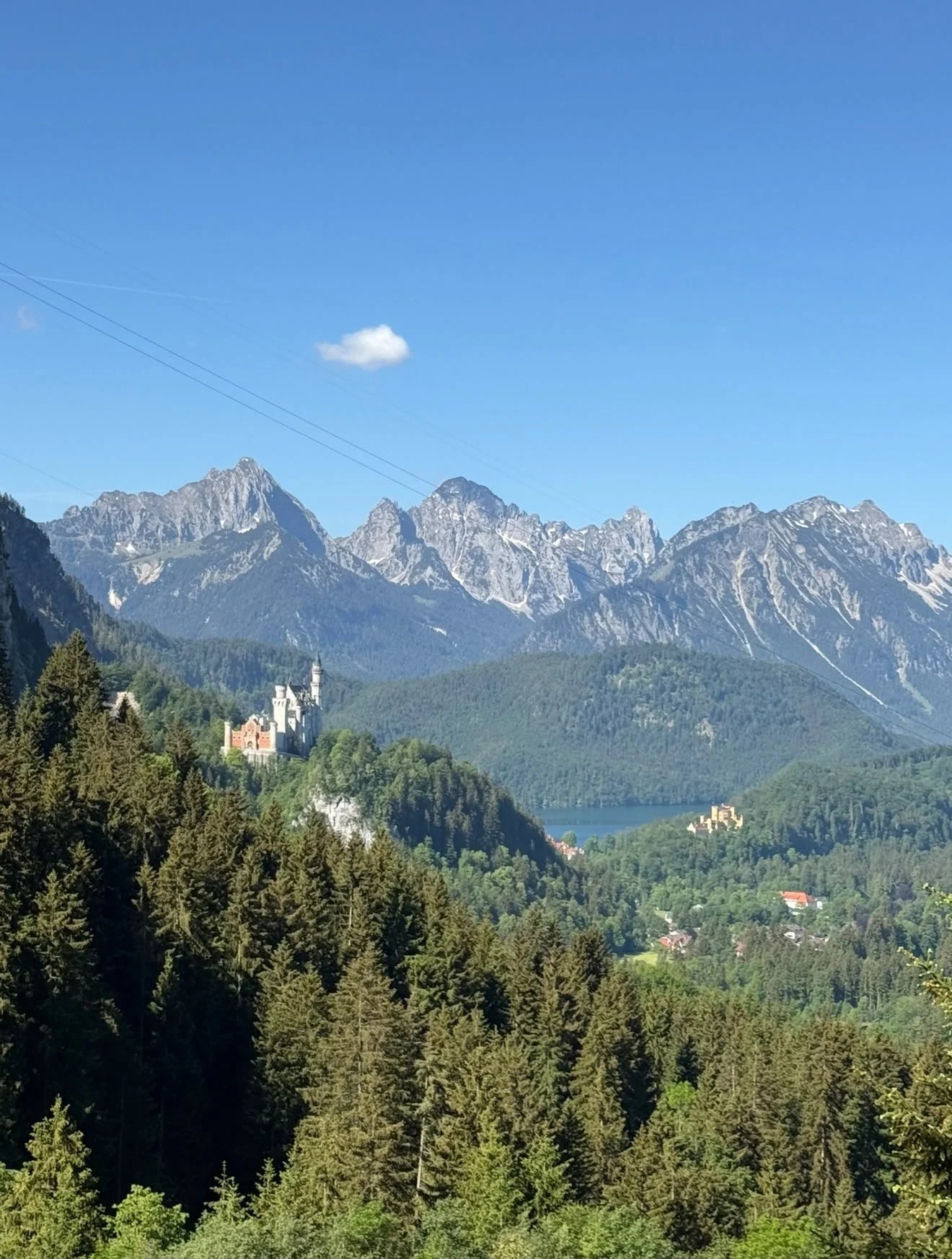 Blick auf Schloss Neuschwanstein und die Berge im Allgäu