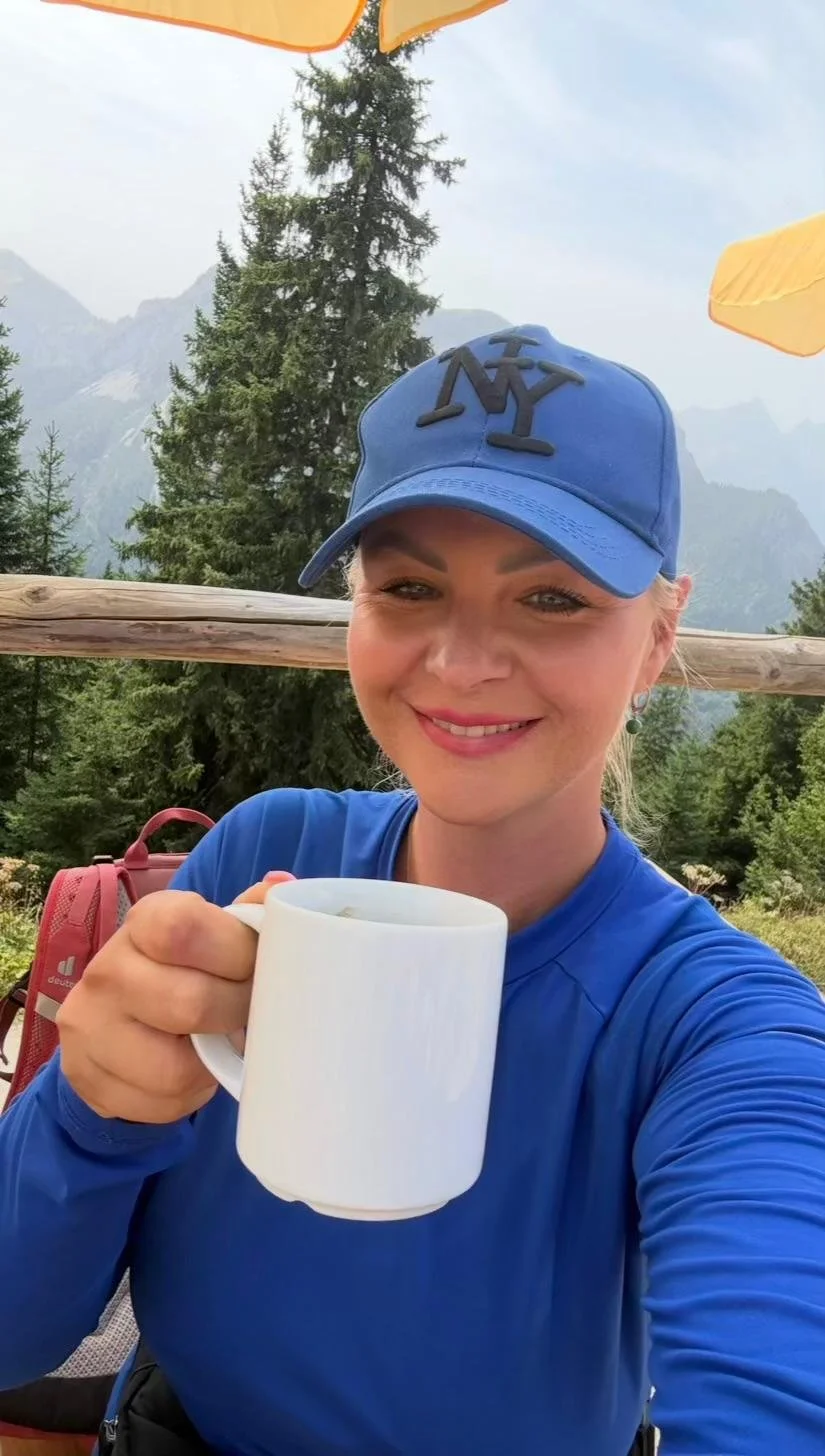 Wanderin macht nach der Wanderung vom Branderschrofen zum Tegelberghaus eine Pause mit Kaffee und Bergblick im Allgäu