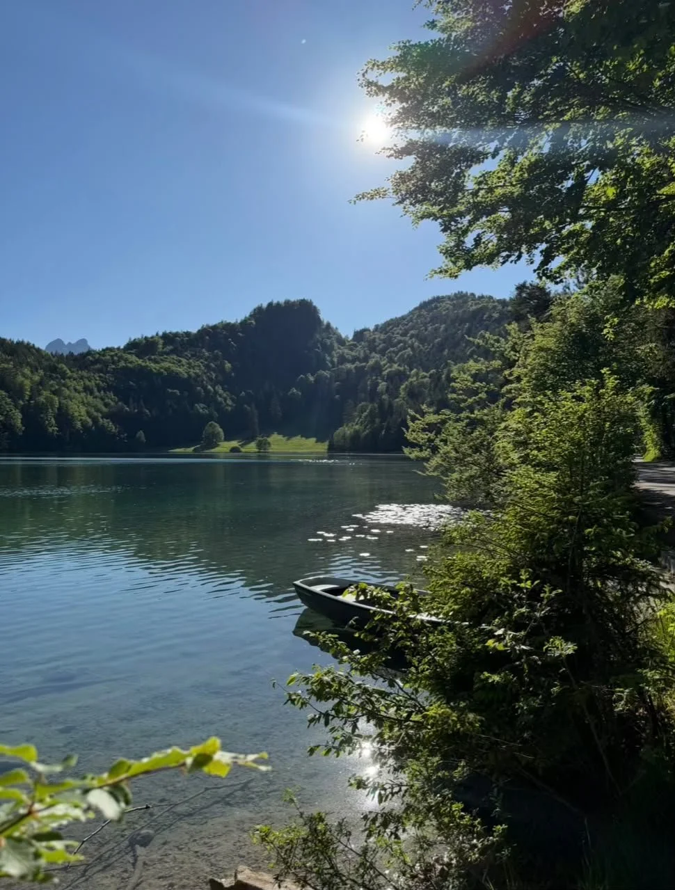 Alatsee bei Füssen im Allgäu mit Boot, Wald und Berglandschaft