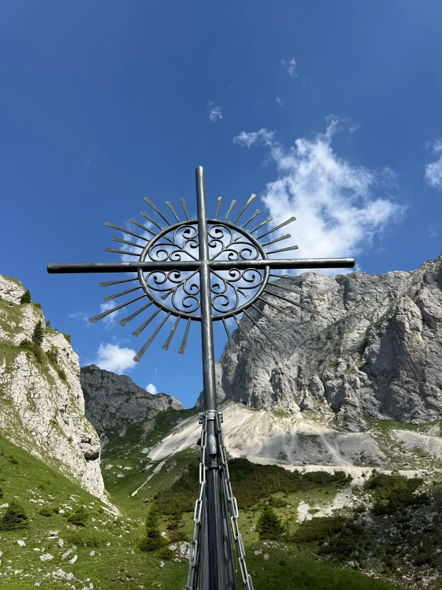 Gedenkstätte bei der Wanderung zur Roten Flüh im Tannheimer Tal mit Blick auf die Bergwelt