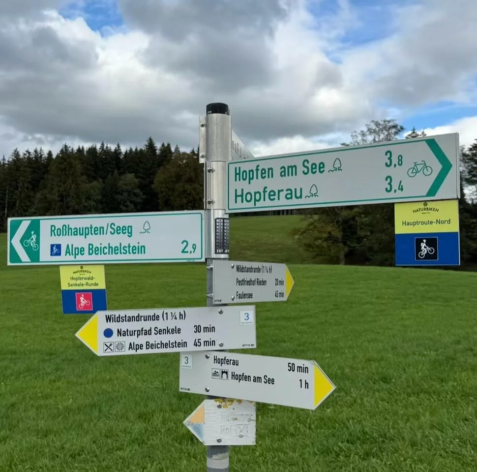 Wegweiser zur Alpe Beichelstein im Ostallgäu mit Entfernungsangaben zu Hopfen am See und Roßhaupten. Bildbeschreibung: Wegweiser zur Alpe Beichelstein – von hier sind es noch 2,9 Kilometer.