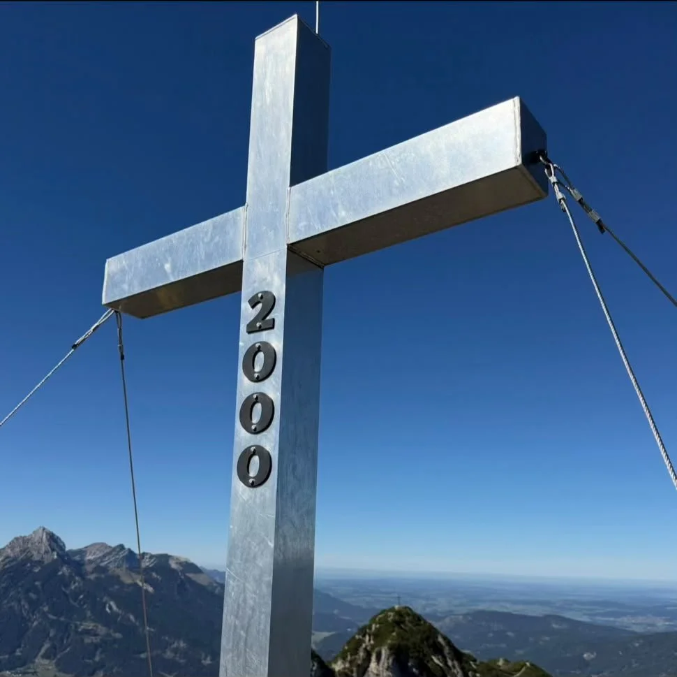 Gipfelkreuz der Tauernspitze auf 1.841 Metern mit dem Zunterkopf auf 1.811 Metern im Hintergrund am Plansee