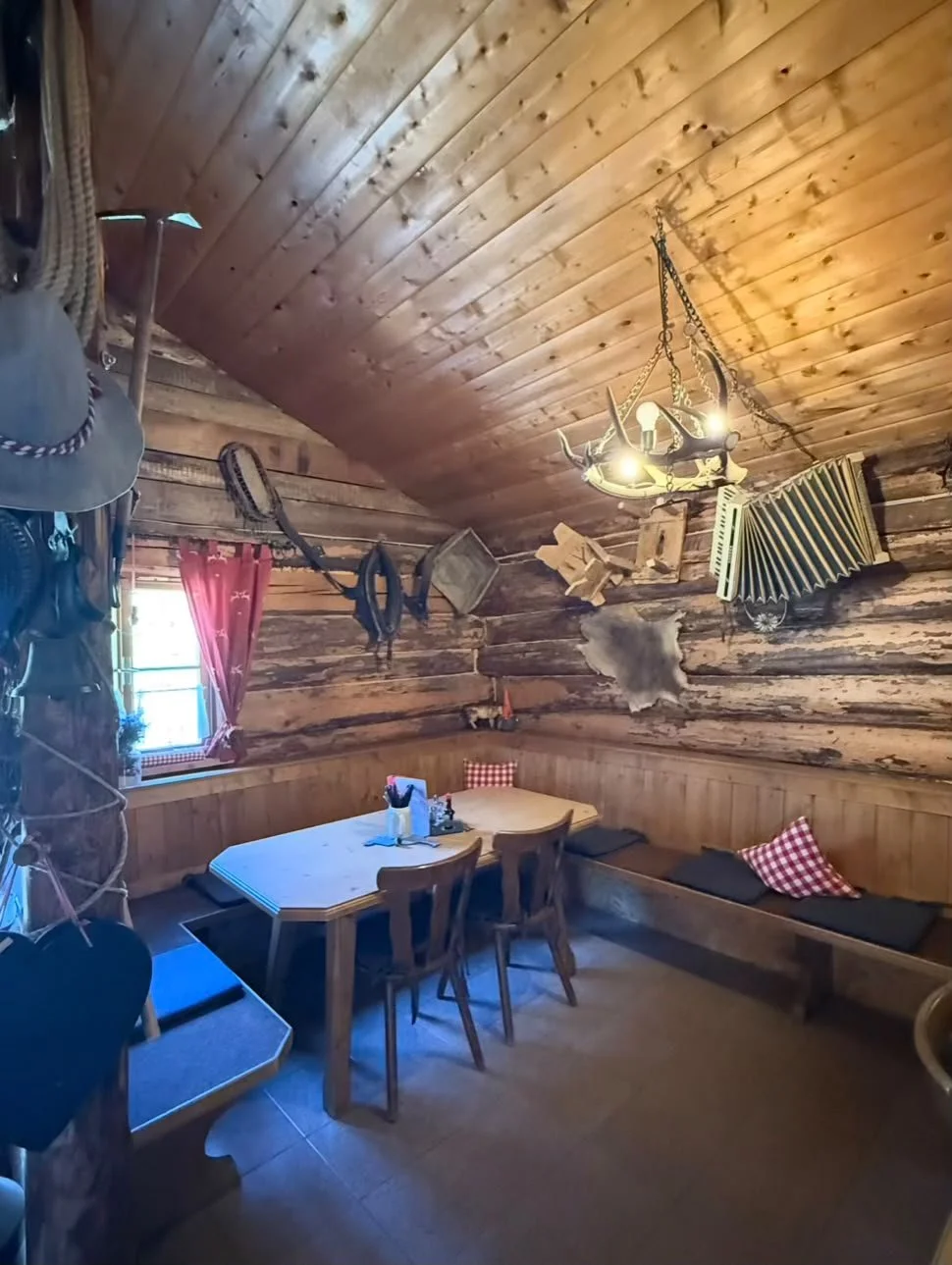 Urige Stube der Grießbachalm im Tiroler Lechtal