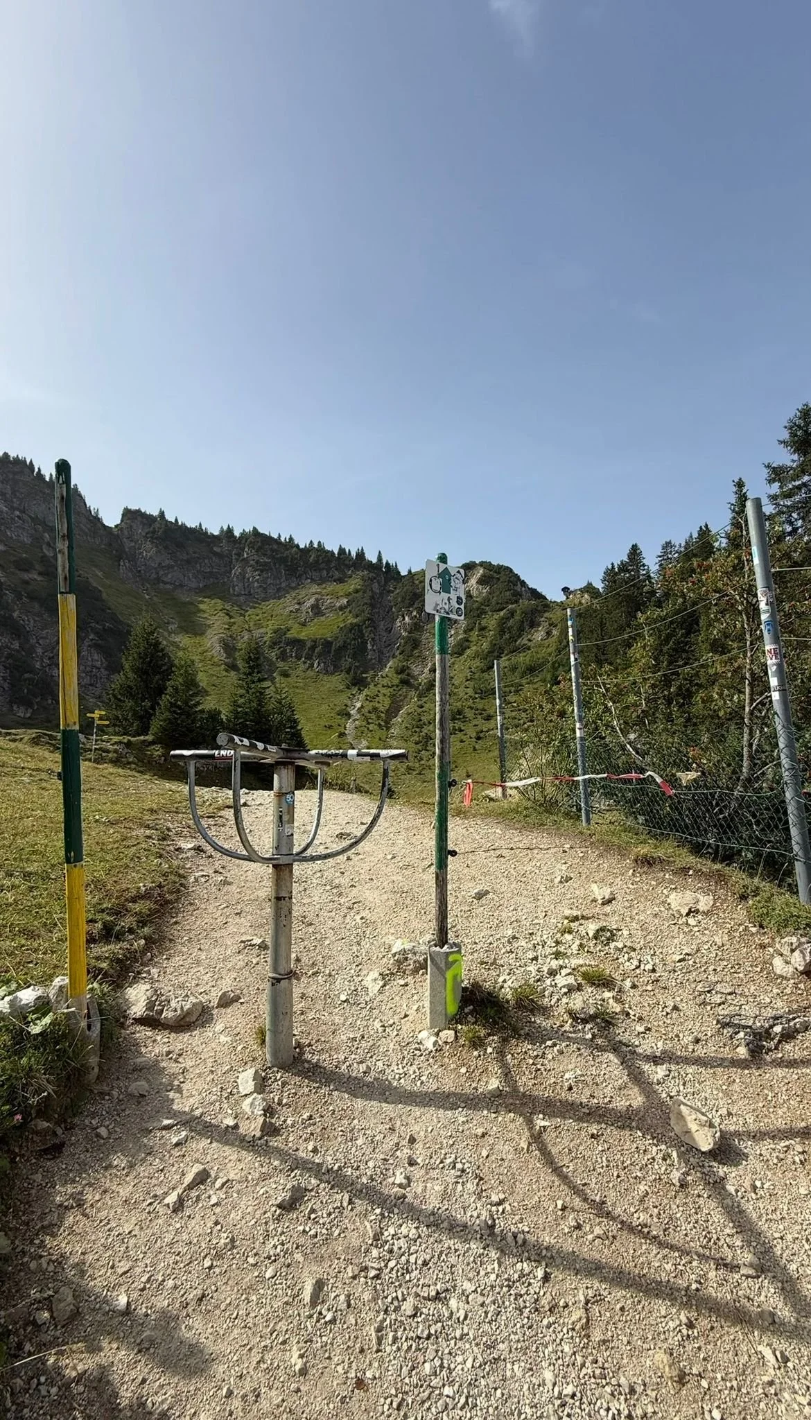 Steiniger Wanderweg mit Wegsperre Richtung Tegelberg und Branderschrofen bei Schwangau im Allgäu