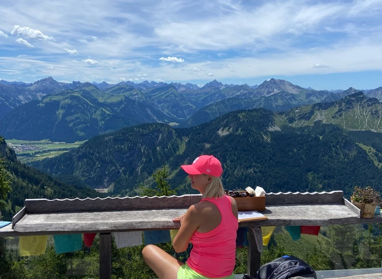 Lenka genießt das Bergpanorama bei ihrem Allgäu-Abenteuer