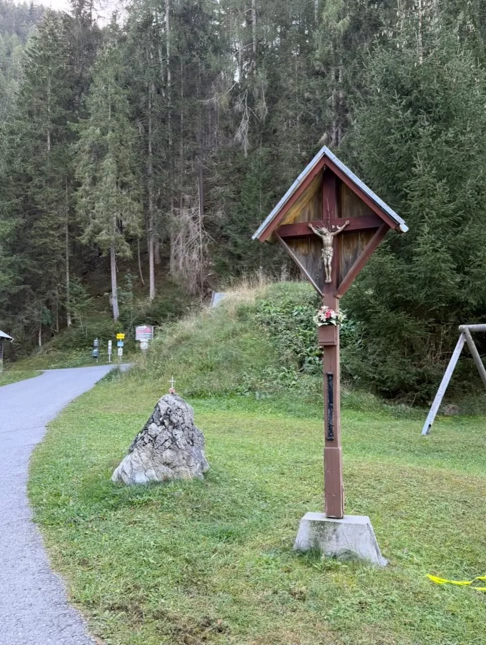 Kapelle mit Kruzifix am Wanderweg zur Grießbachalm im Lechtal
