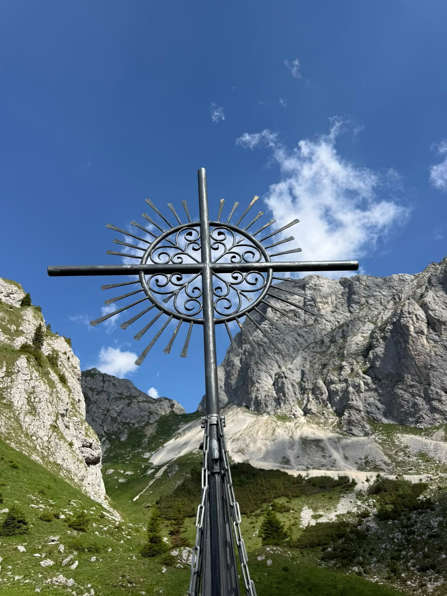 Gedenkstätte an der Roten Flüh im Tannheimer Tal mit Gipfelkreuz und Bergpanorama