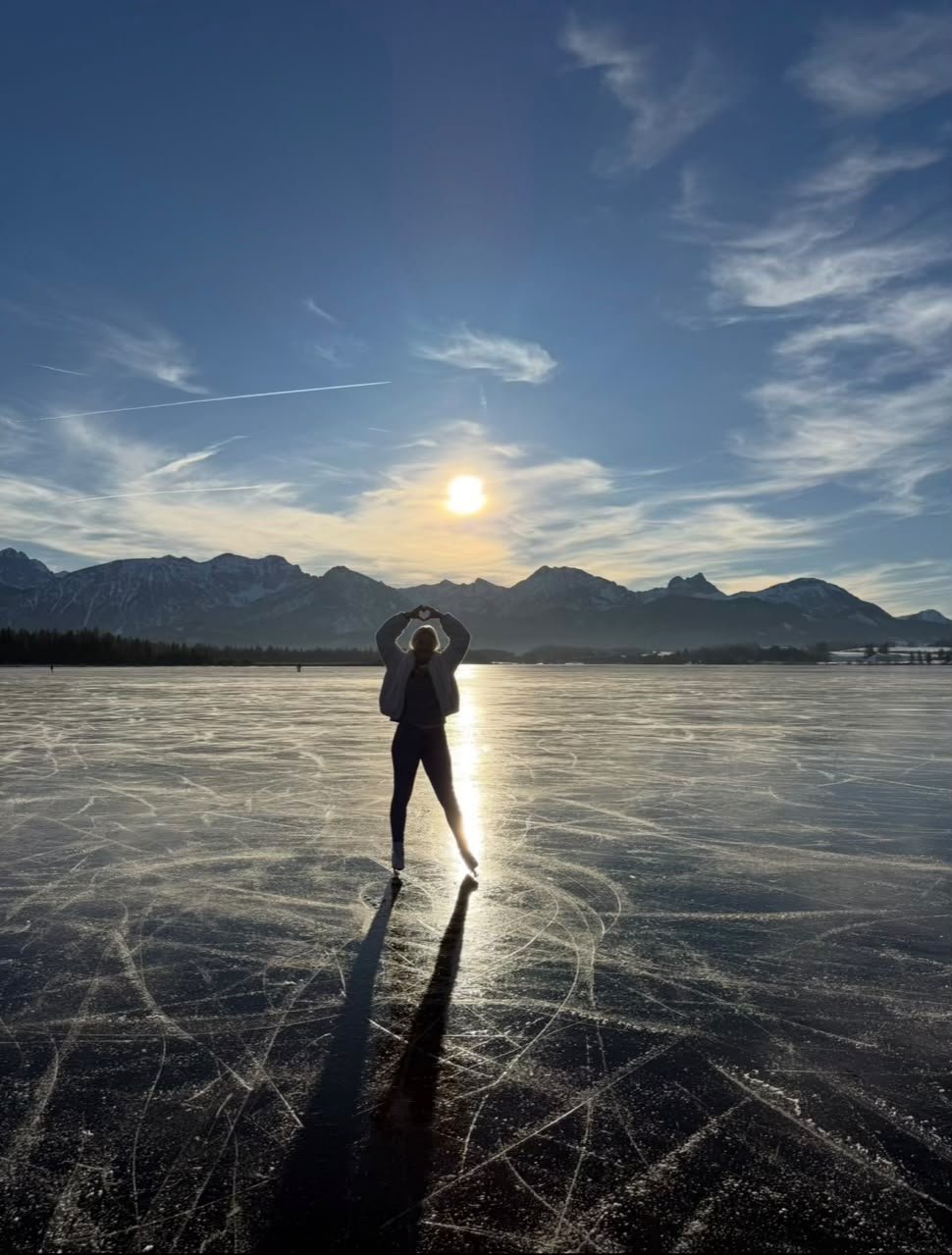 Hopfensee bei Füssen im Allgäu im Winter mit zugefrorenem See und Bergpanorama