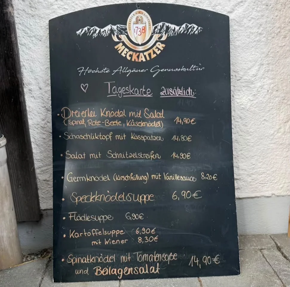 Tageskarte der Alpe Beichelstein mit Allgäuer Spezialitäten wie Kässpatzen und Knödeln.