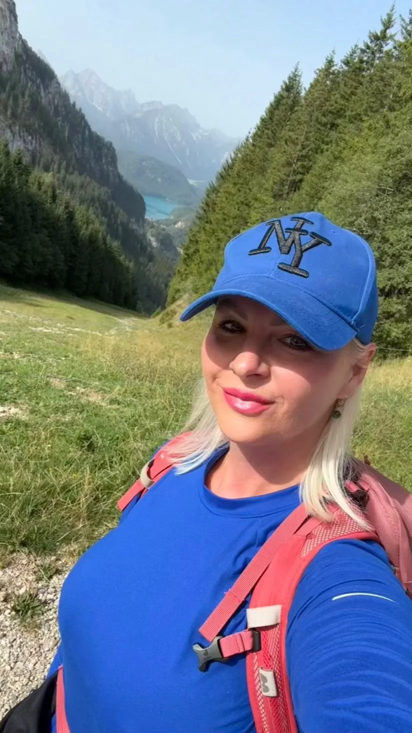 Wanderin auf dem Weg zur Rohrkopfhütte bei Schwangau mit Blick auf den Forggensee und die Berge im Allgäu