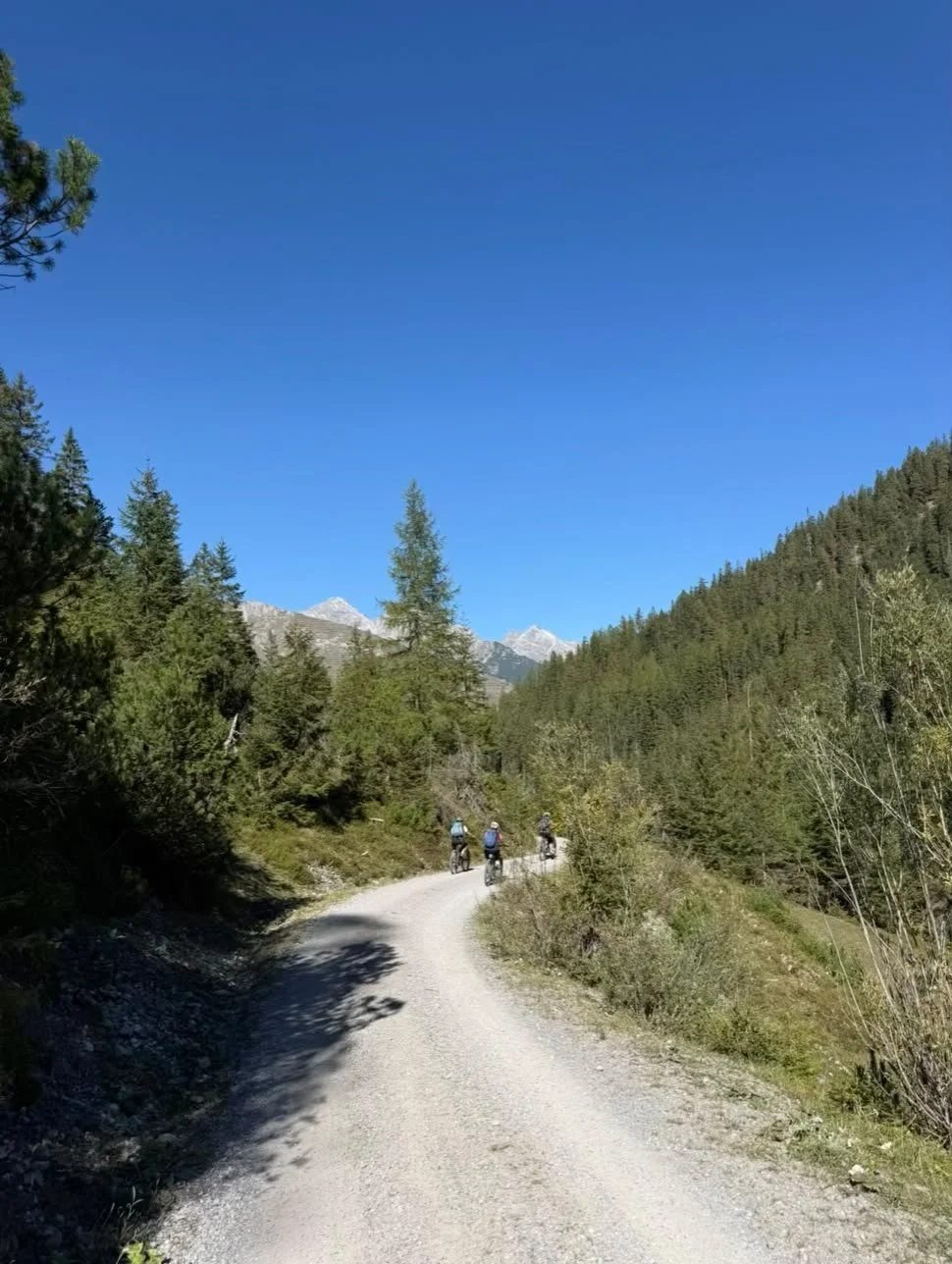 E-Bike-Fahrer auf dem Weg zur Grießbachalm im Tiroler Lechtal