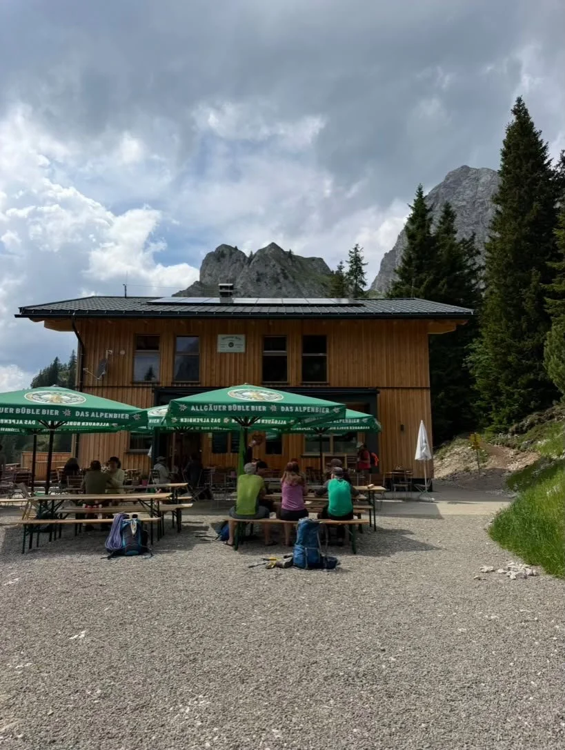 Tannheimer Hütte mit Blick auf die Rote Flüh im Tannheimer Tal