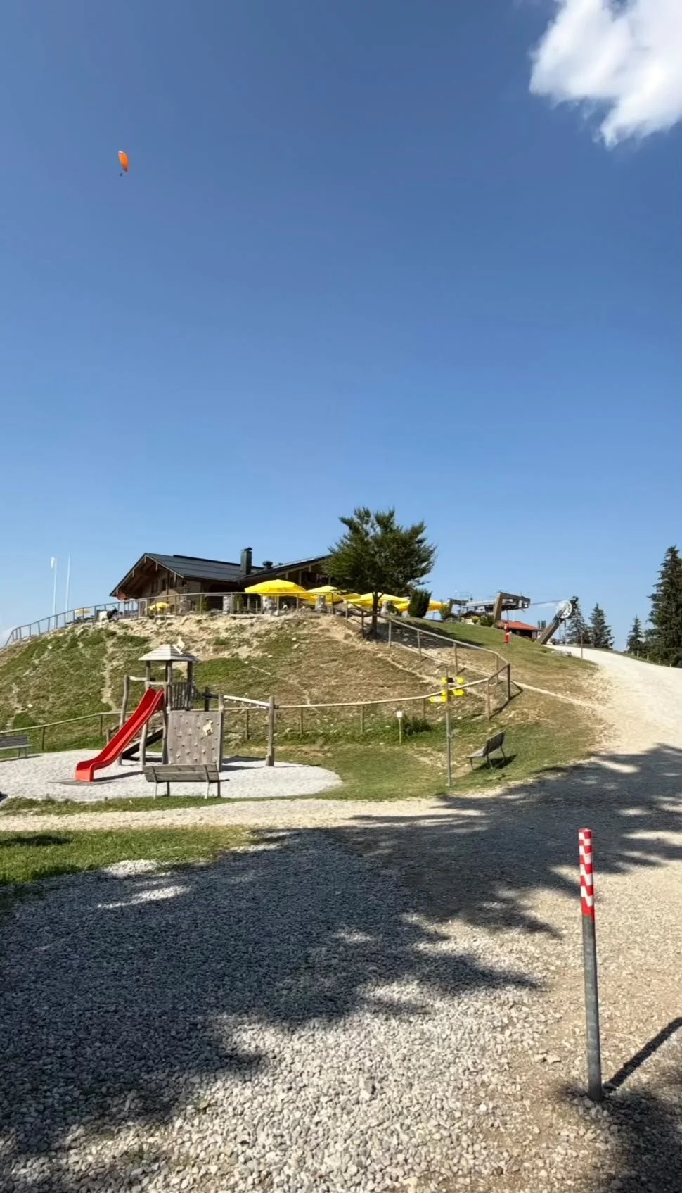 Buchenberg Alm in Buching mit großem Holzspielgerät und Bergpanorama im Allgäu