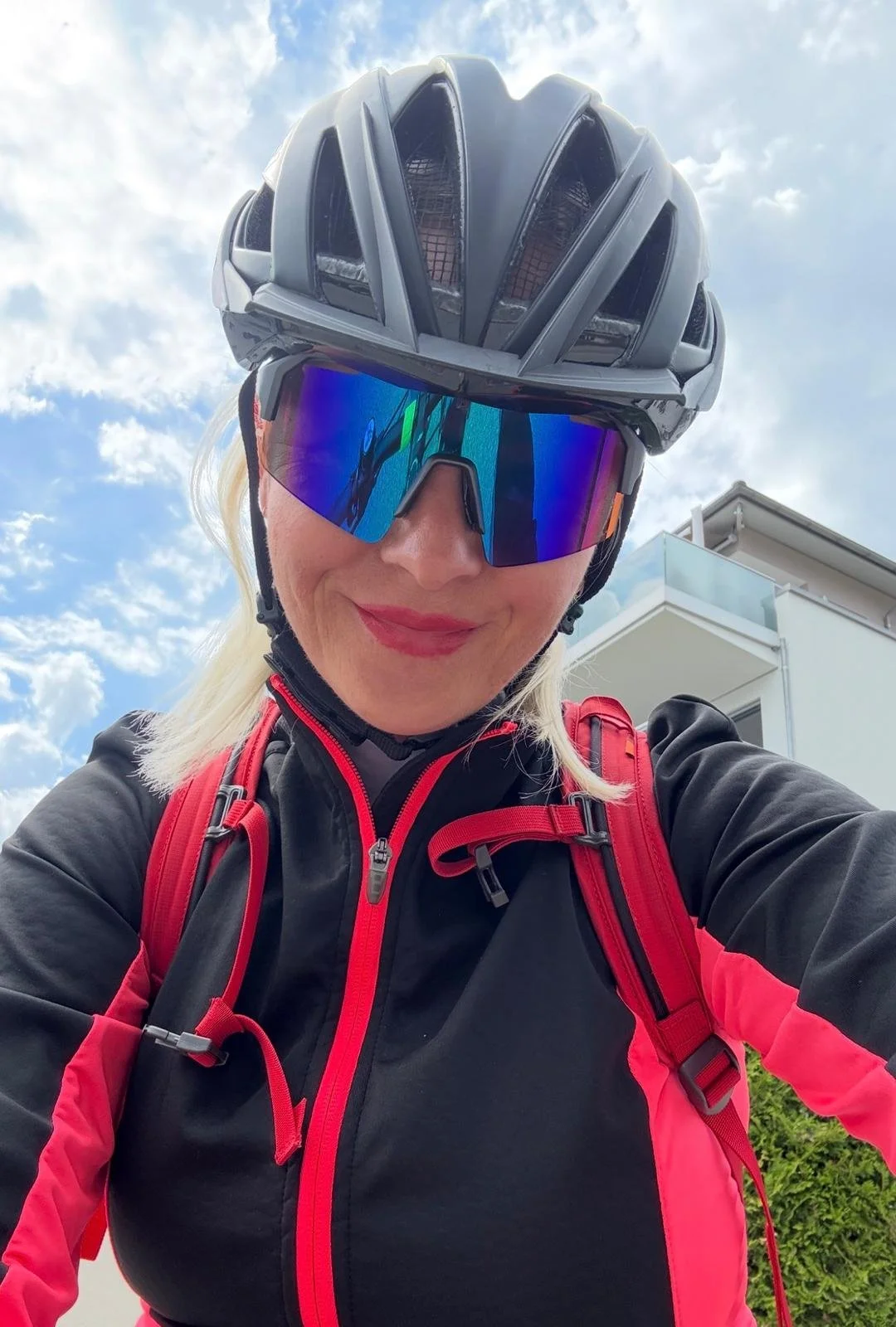 Lenka bei einer E-Bike-Tour in Füssen im Allgäu mit Fahrradhelm und Sportbrille