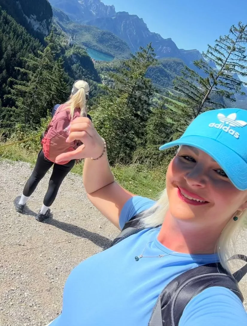 Mutter und Tochter bei der Wanderung zur Rohrkopfhütte am Tegelberg in Schwangau im Allgäu