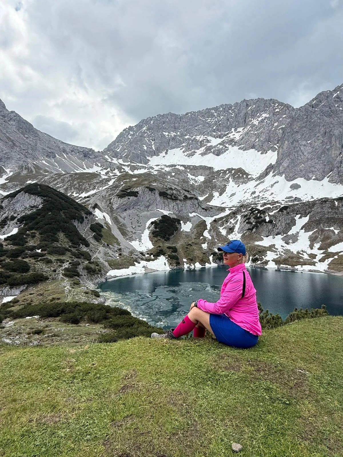 Wanderin am Drachensee in Ehrwald Tirol mit Blick auf den türkisblauen Bergsee und die umliegenden Alpen