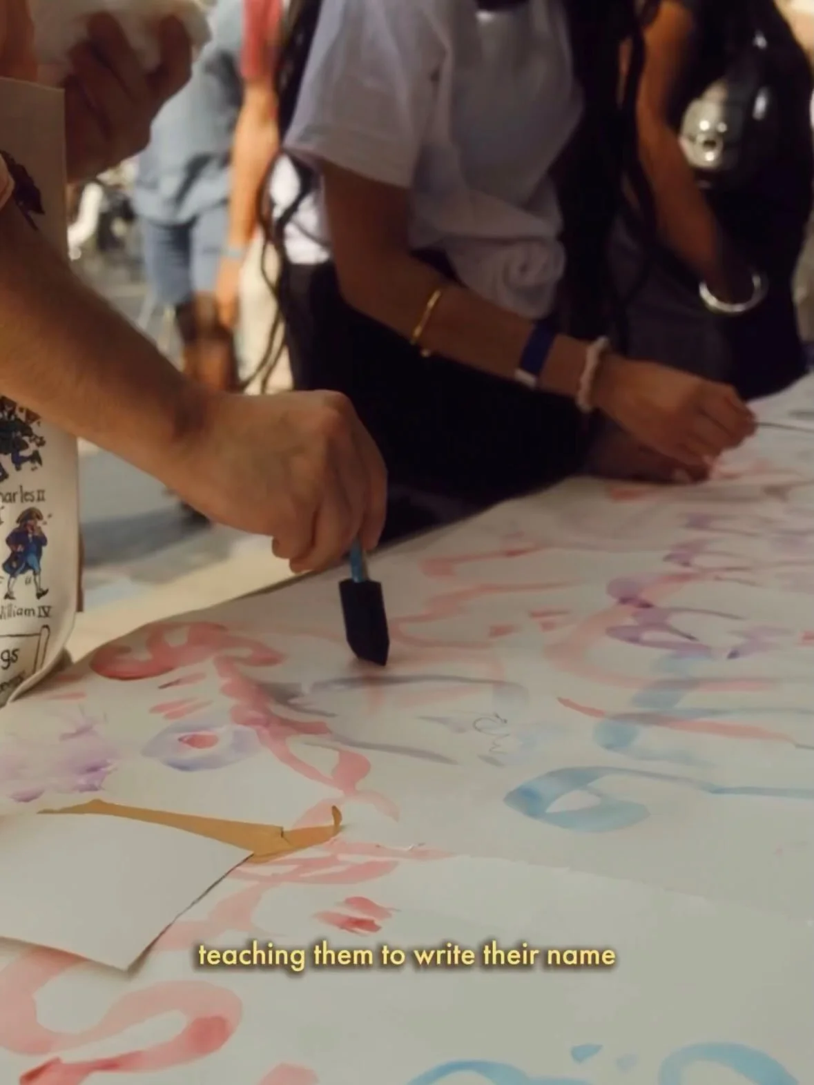Some stills of the Calligraphy action @southbankcentre x @hekayyatna captured beautifully by @sairascontentment 🖋️☀️

#arabiccalligraphy #workshops #summer #londonphotography #artist