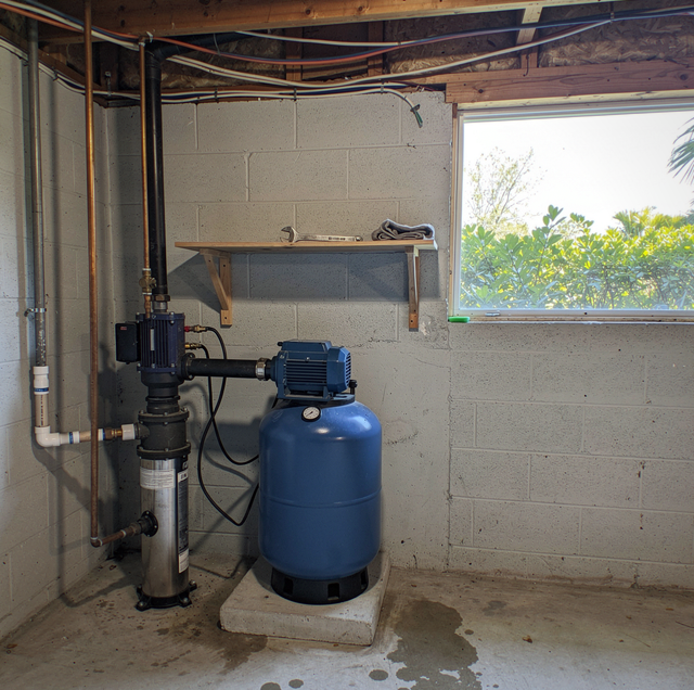 Stainless steel well screen attached to submersible pump