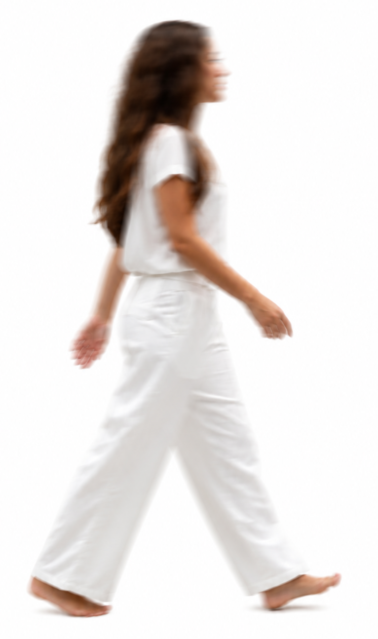 Figura feminina caminhando, com roupa branca e fundo claro.