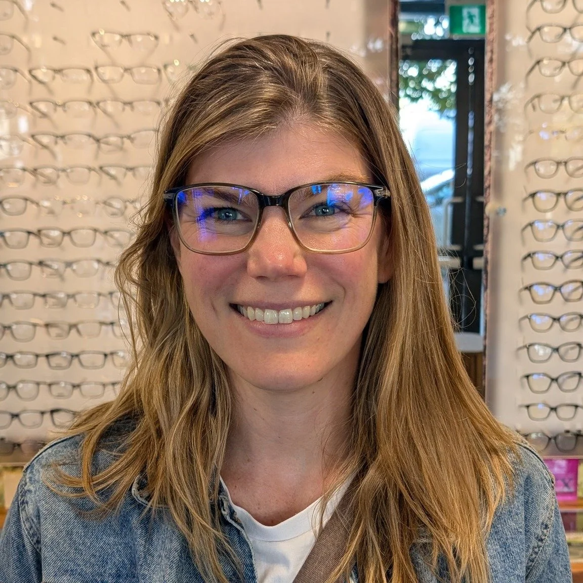 Beautiful new Einstoffen frame for Laura!

Drop in and browse our wide selection of frames anytime!