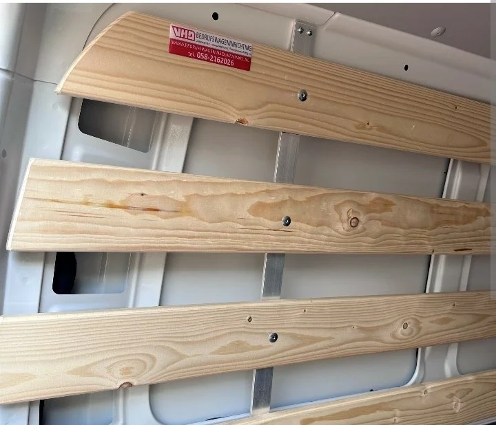 Natuurlijke houten planken bevestigd op een wit oppervlak.
