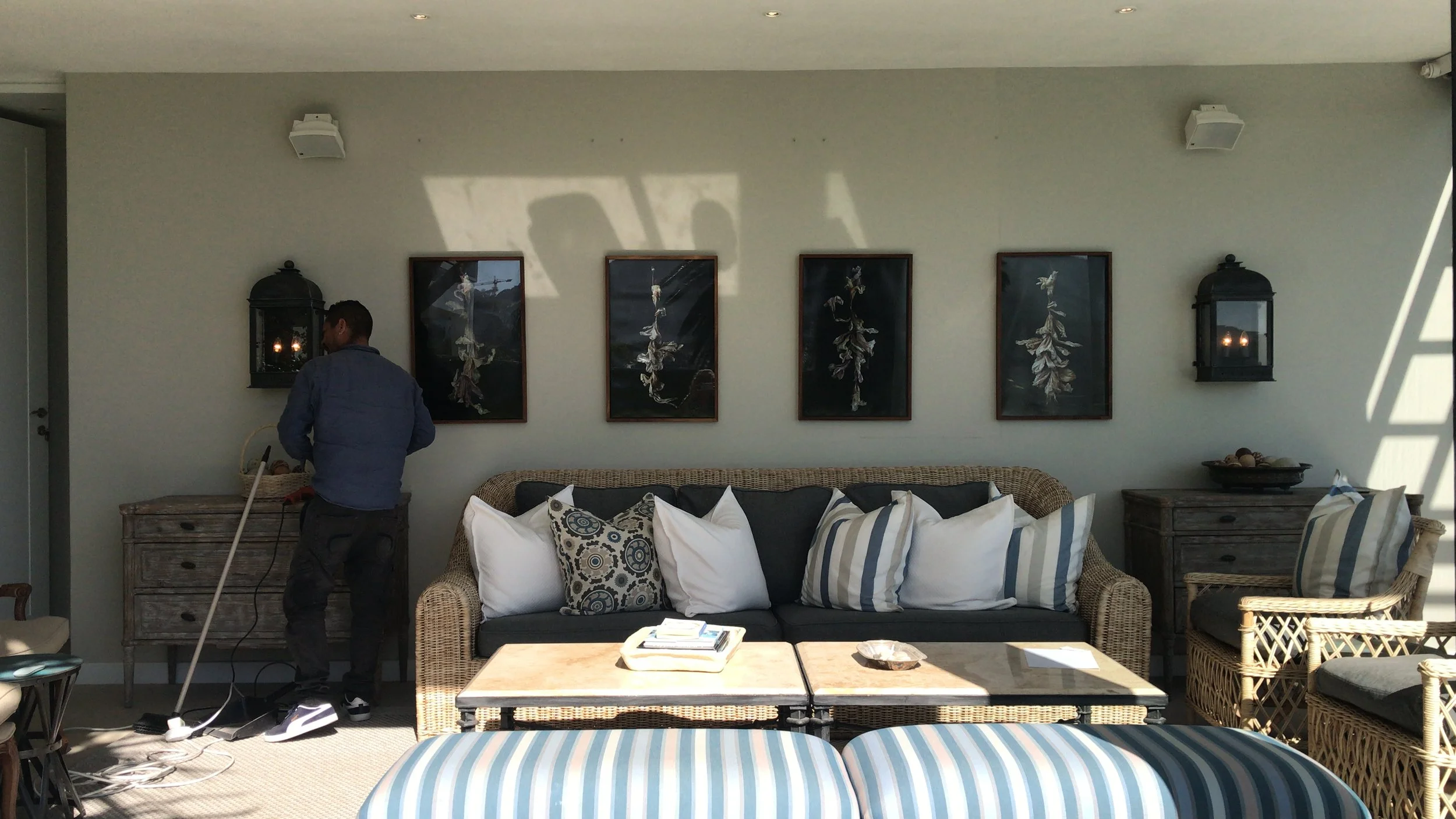 Kunst installeren in residentie van particuliere verzamelaar
