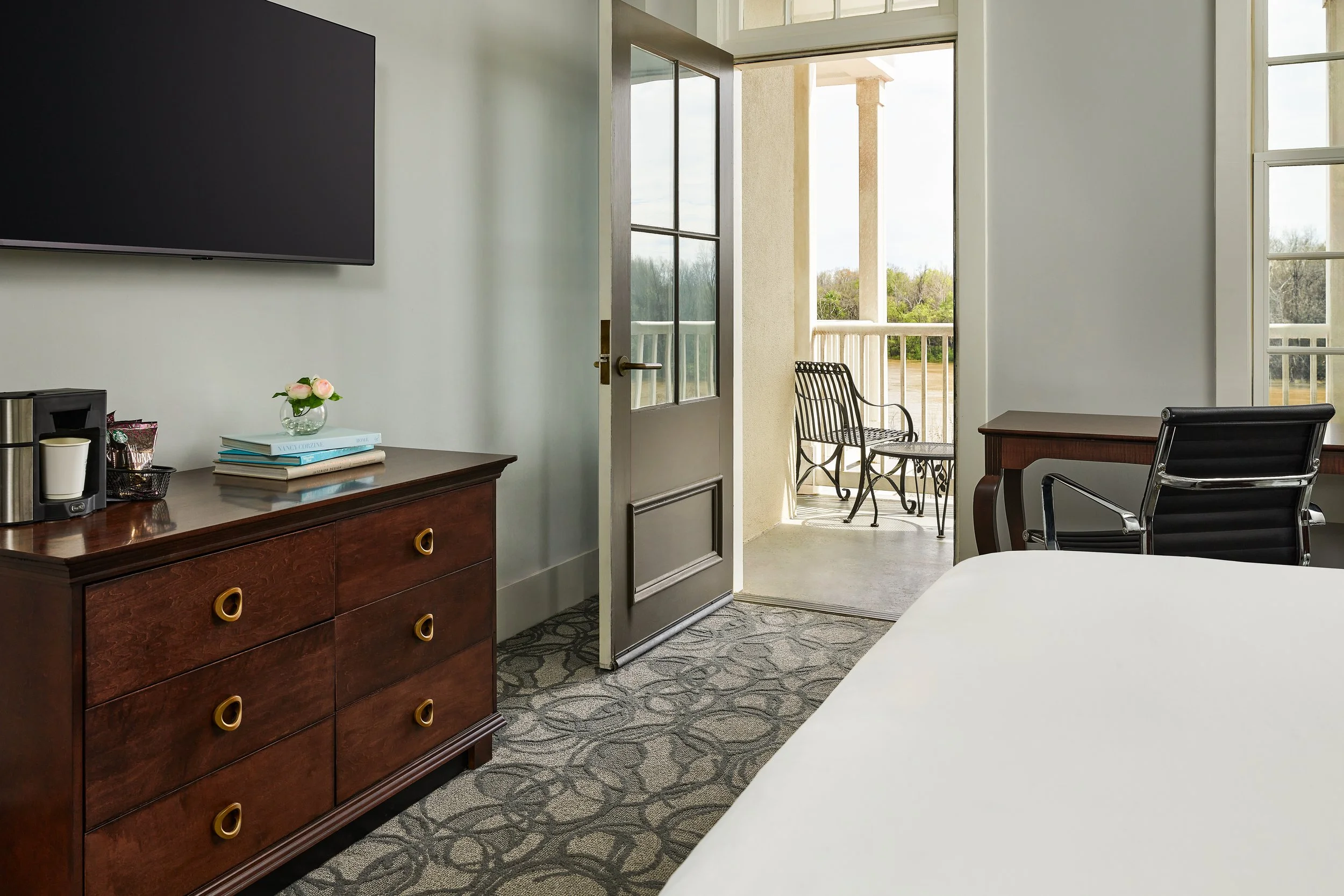StJames-SingleQueen_Riverfront_BalconyRiverView-Detail.jpg