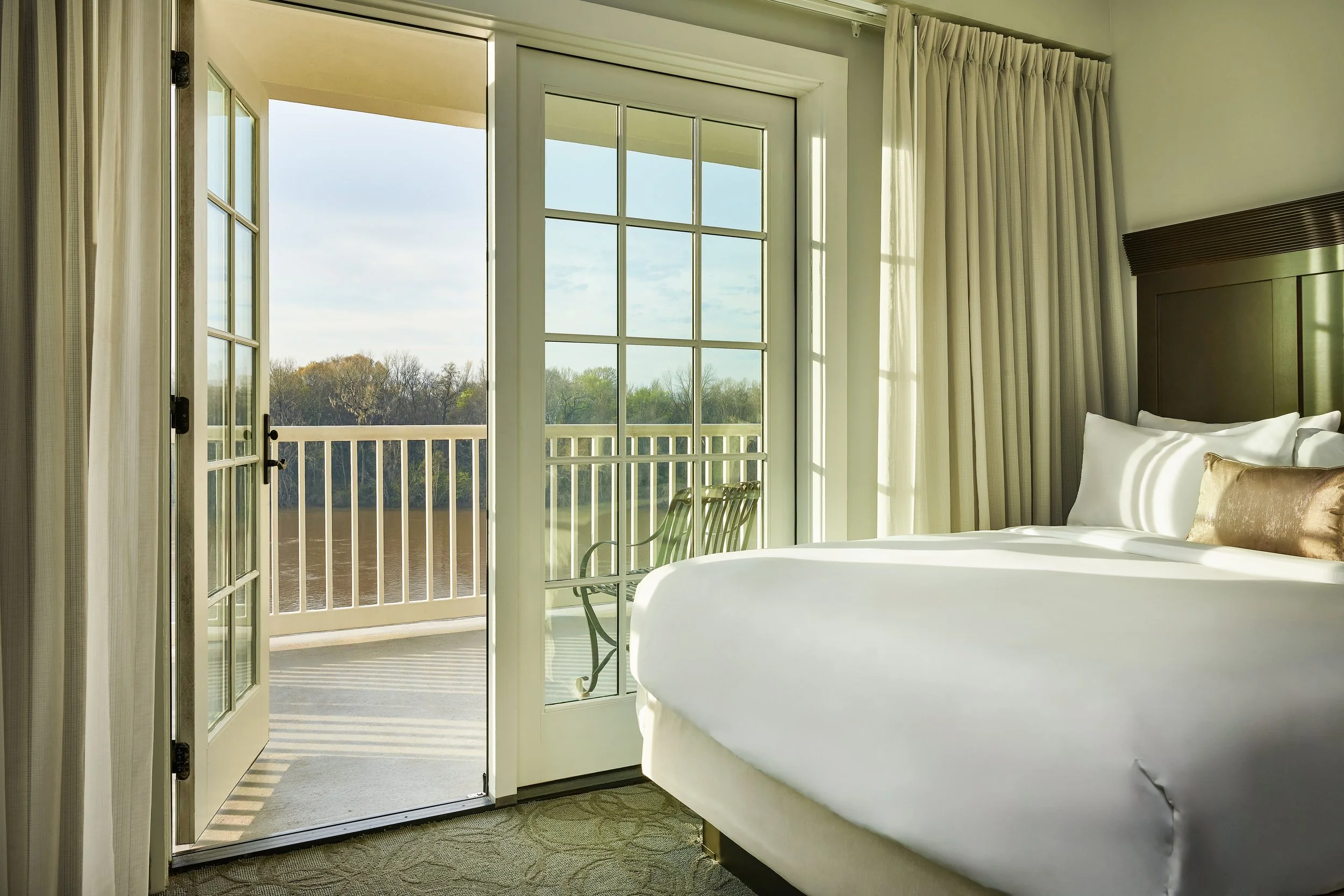 StJames-QueenQueen-BalconyRiverView-Detail.jpg