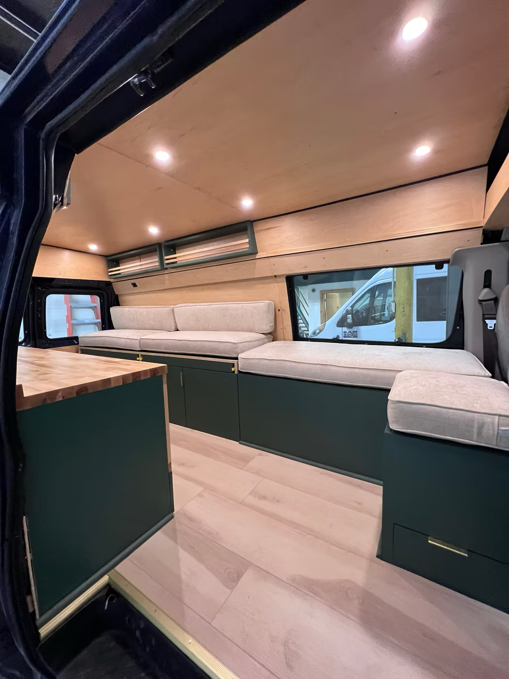 Ford E-250 Extended Green