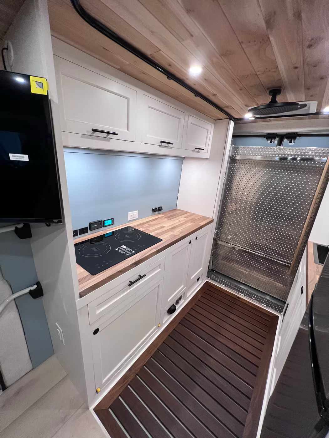 Ram Promaster 159" Middle Shower