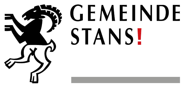 Logo mit einem stilisierten schwarzen Drachen und dem Text 'GEMEINDE STANS!' mit einem roten Ausrufezeichen.