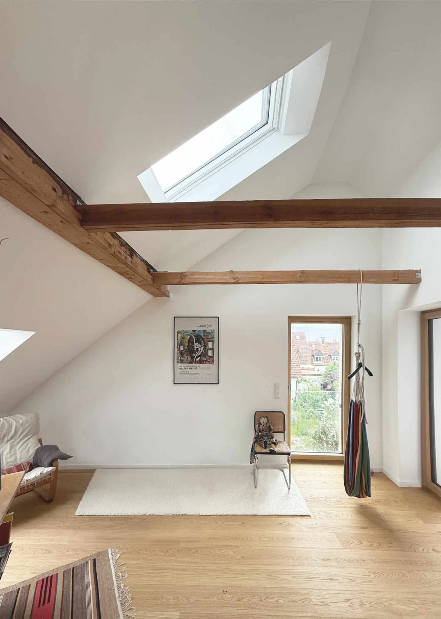 d'ns Studio Haus O Wohnhaus Home office Sanierung sichtbare Balken Dachfenster