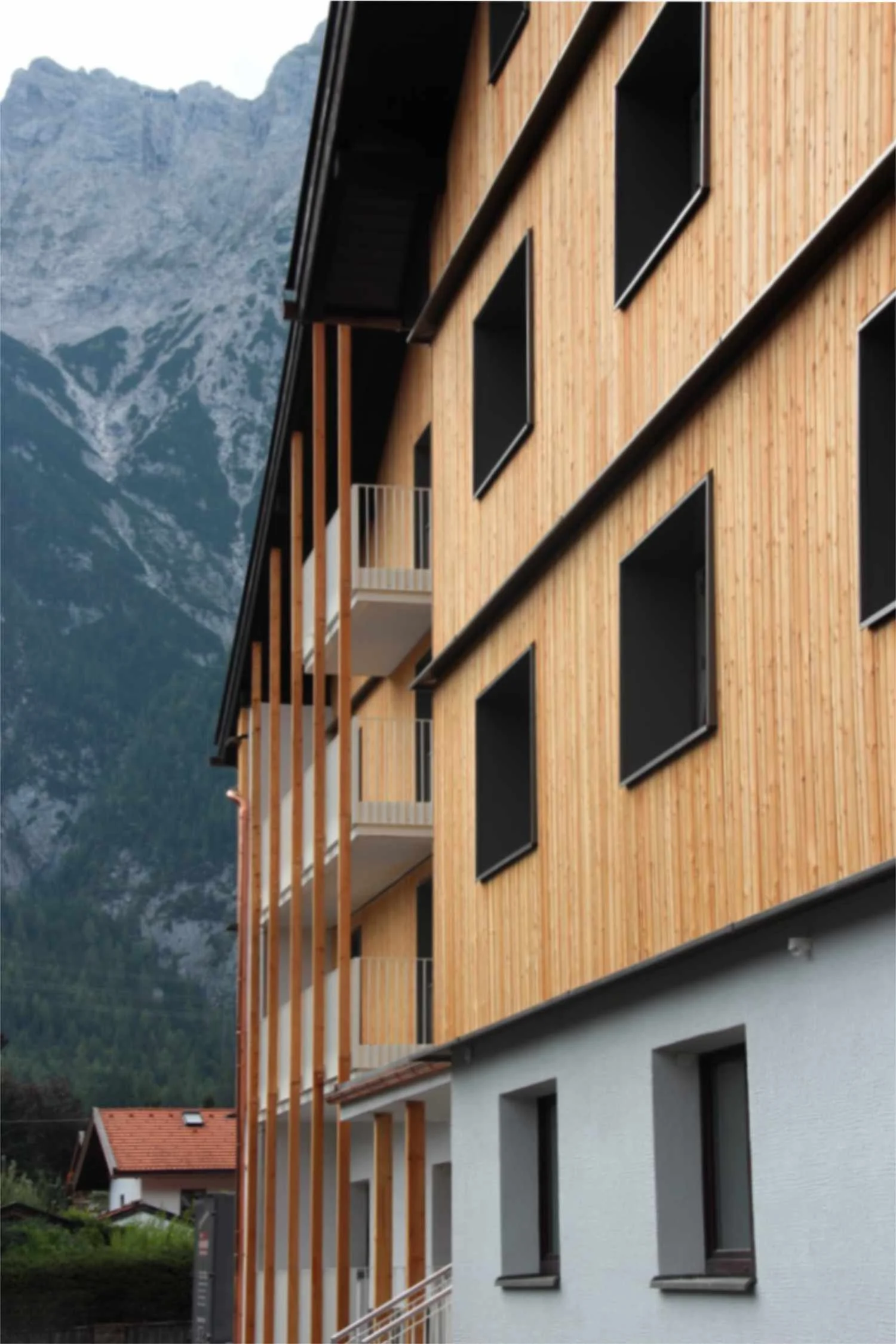 d'ns Studio Sanierung Mitarbeiterhaus Fassade Lärche Holzfassade Holzbaurichtlinie Stabgeländer Haus in den Bergen Mittenwald