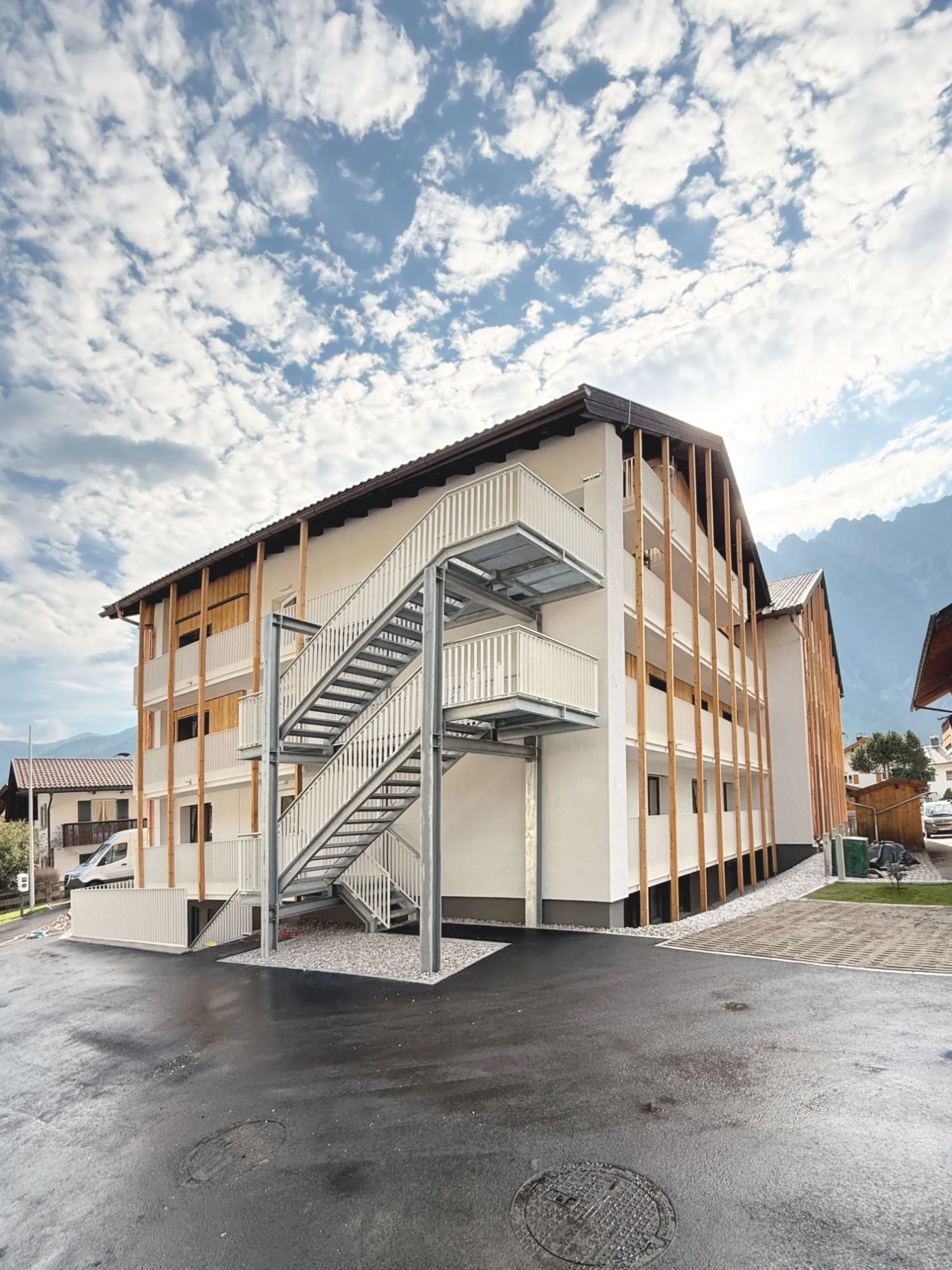 Neue Feuertreppe im Mitarbeiterhaus J in Mittenwald, geplant von d'ns Studio