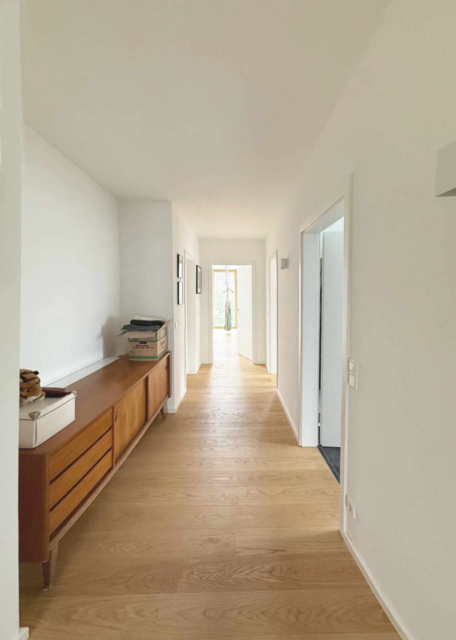 Sanierter Flur im Haus O in Nürnberg, geplant von d'ns Studio