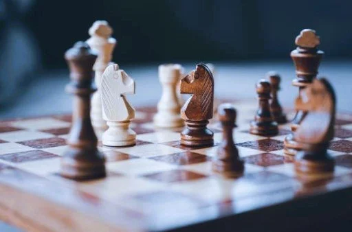 Strategic Adaptation vs. Inconsistent Leadership 