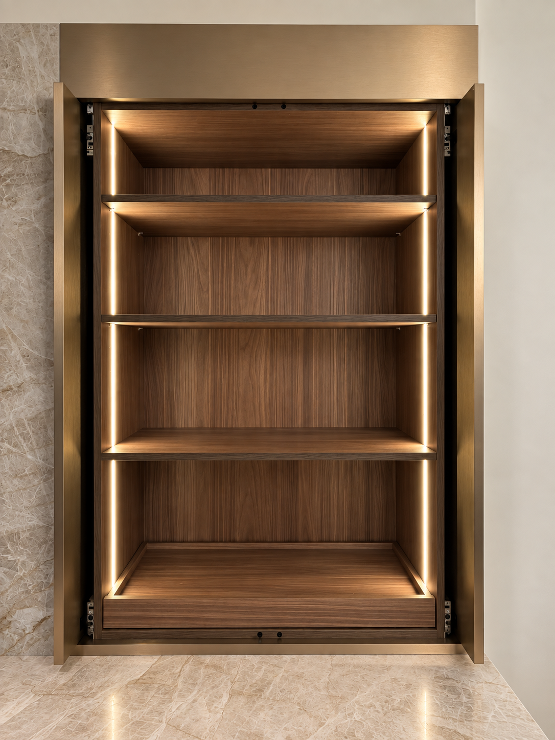 Étagère en bois avec éclairage LED intégré, située dans un mur intérieur.