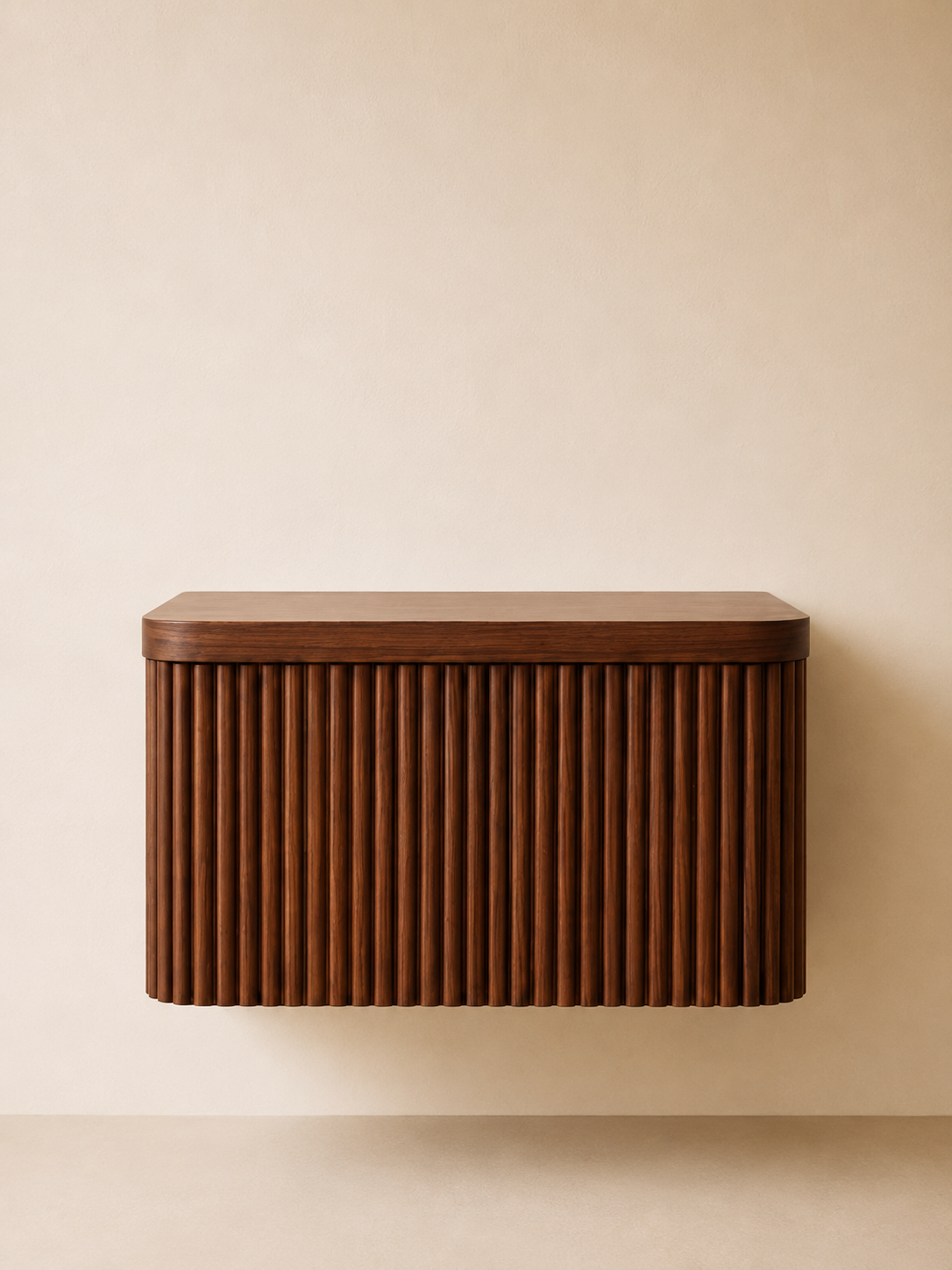 Un meuble en bois avec une façade à rayures verticales, fixé à un mur beige clair.