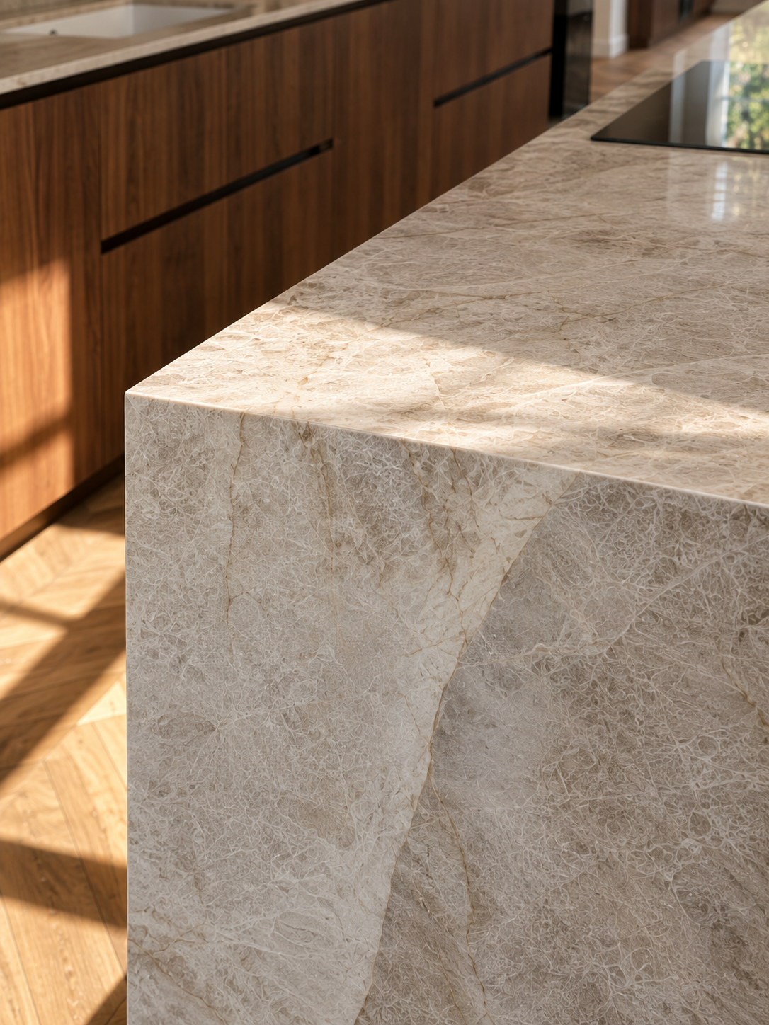 Une surface en marbre beige clair avec des veines naturelles, dans une cuisine moderne avec des meubles en bois