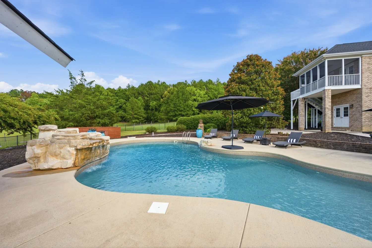 POOL & OUTDOOR LIVING
