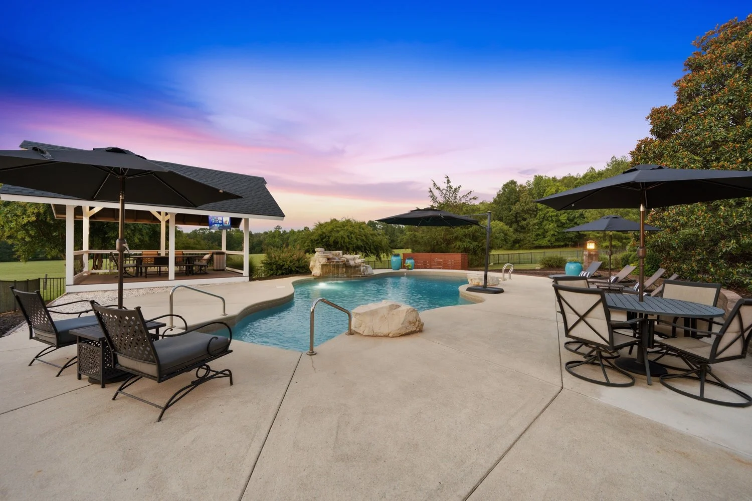 POOL & OUTDOOR LIVING