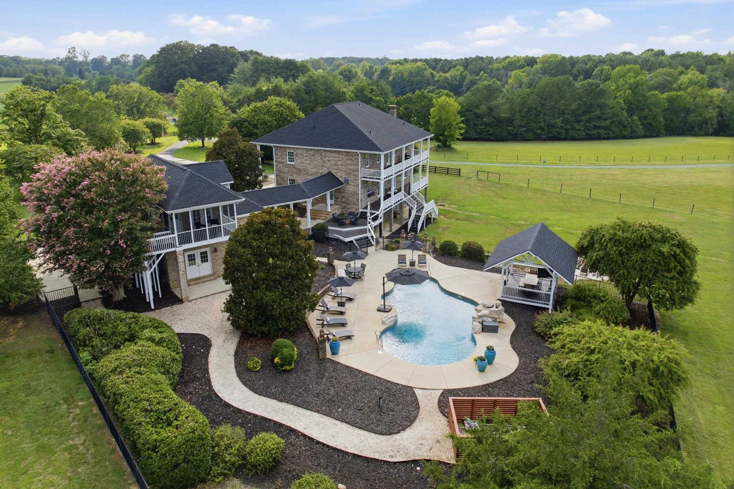POOL & OUTDOOR LIVING