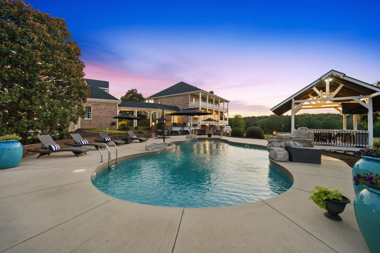 POOL & OUTDOOR LIVING