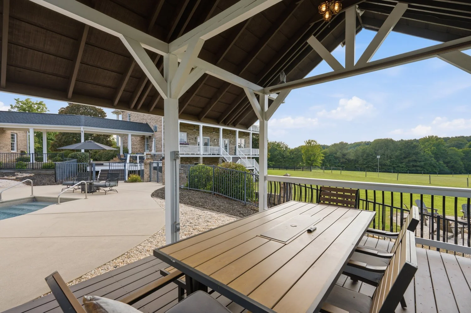 POOL & OUTDOOR LIVING