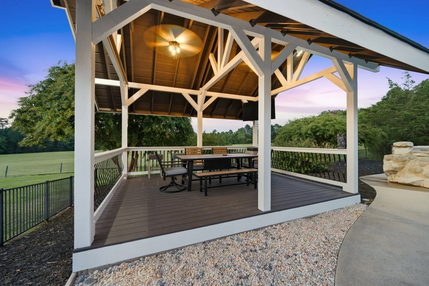 POOL & OUTDOOR LIVING