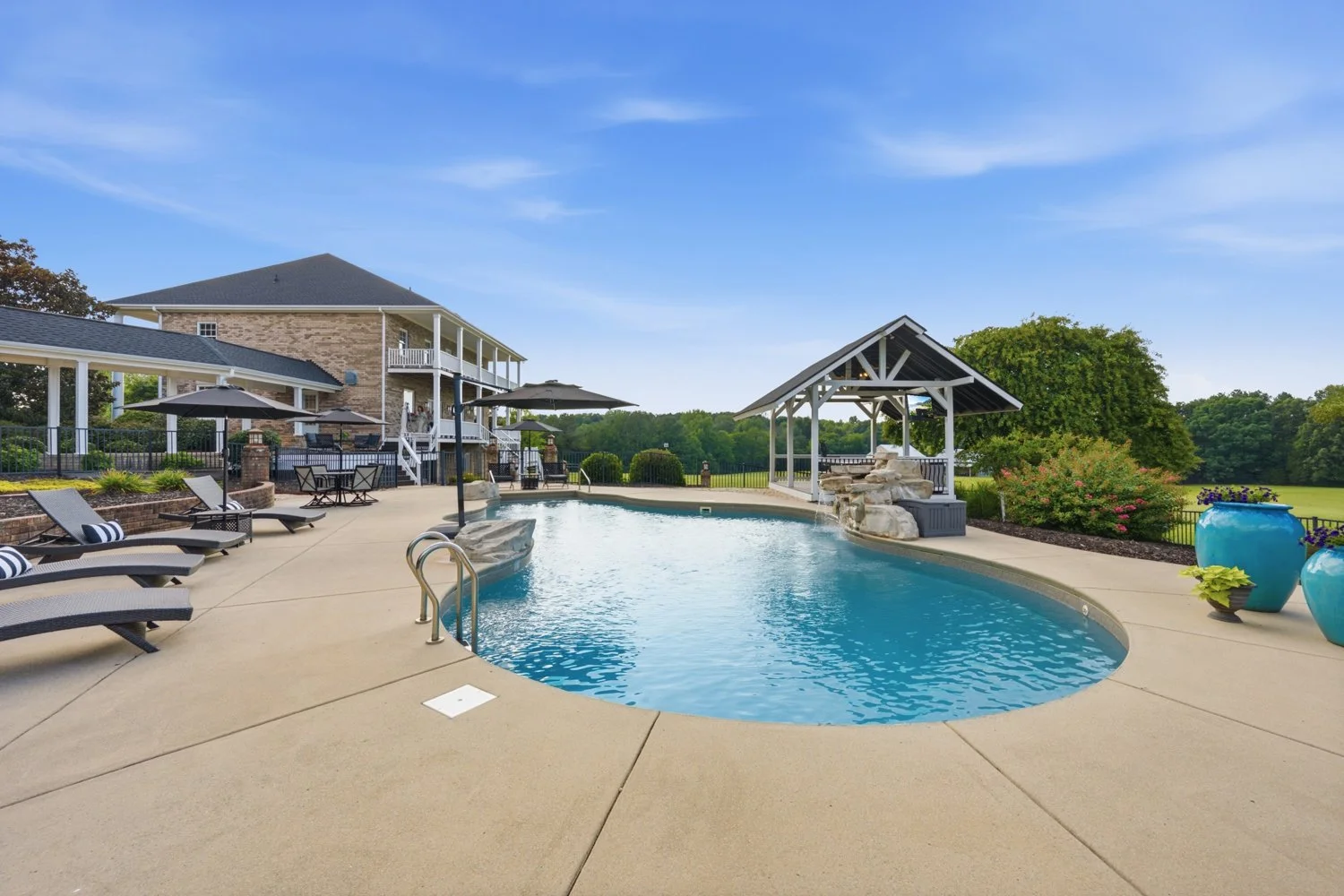 POOL & OUTDOOR LIVING