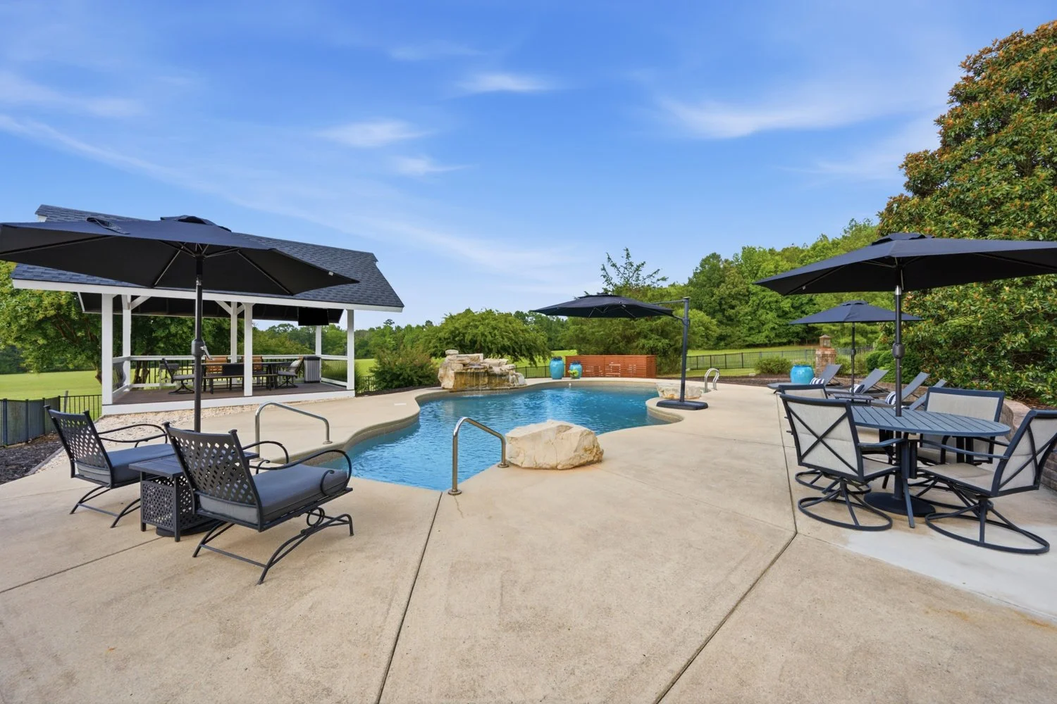 POOL & OUTDOOR LIVING